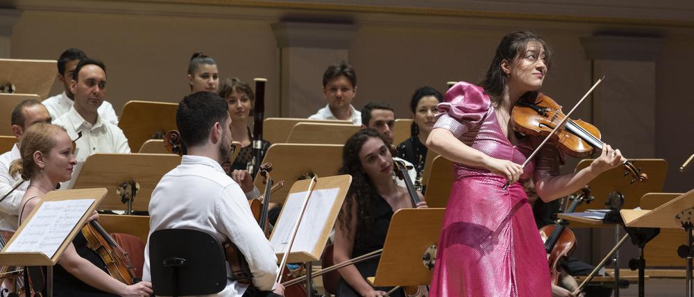 Das Tbilisi Youth Orchestra mit Veriko Tchumburidze an der Violine.