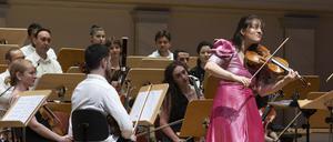 Das Tbilisi Youth Orchestra mit Veriko Tchumburidze an der Violine.
