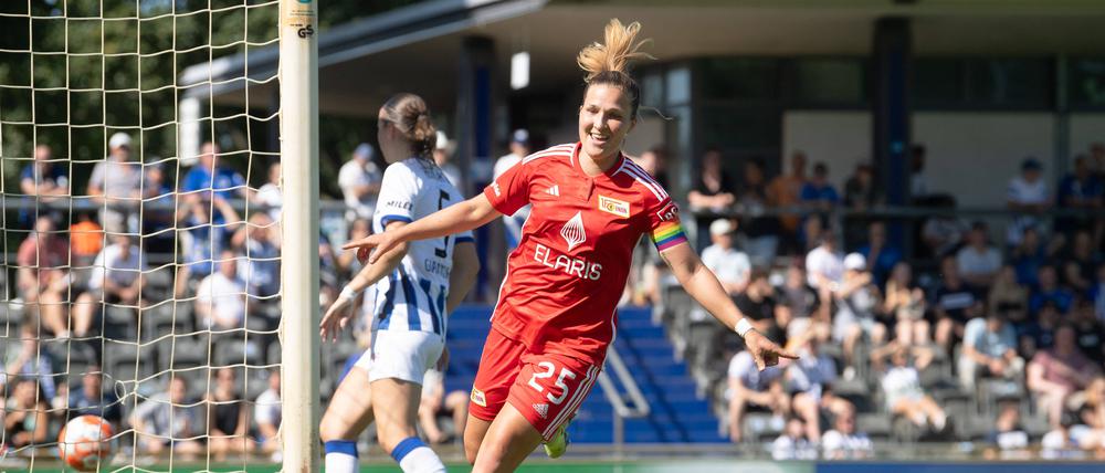 Dina Orschmann jubelt über das 2:1 für den 1. FC Union.