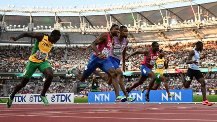Lyles ist im Ziel klar vorn und holt sich 100-Meter-Gold.