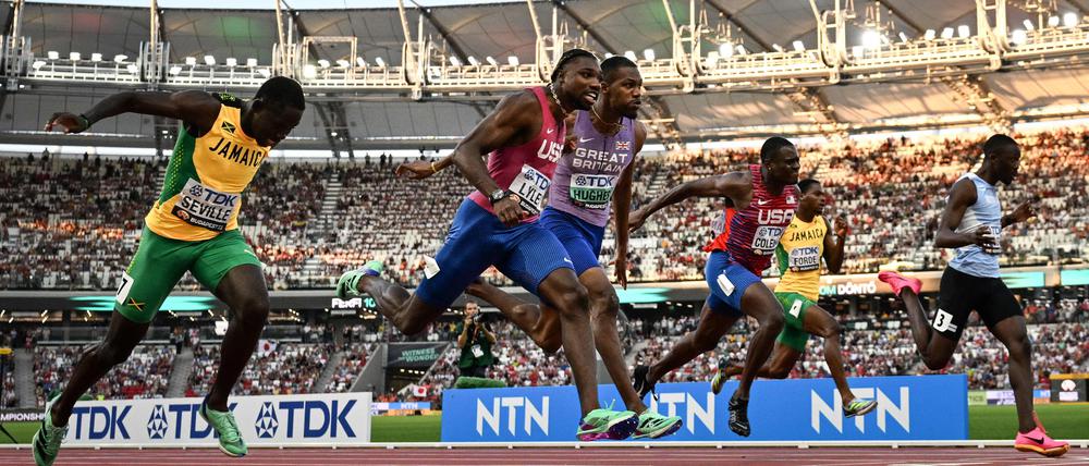Lyles ist im Ziel klar vorn und holt sich 100-Meter-Gold.
