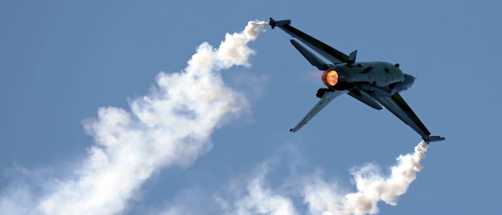 Ein Kampfflugzeug vom Typ Lockheed Martin F-16 Fighting Falcon der belgischen Luftwaffe bei einer Flugvorführung im Glarnerland (Archivbild).