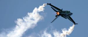 Ein Kampfflugzeug vom Typ Lockheed Martin F-16 Fighting Falcon der belgischen Luftwaffe bei einer Flugvorführung im Glarnerland (Archivbild).