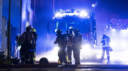 Feuerwehrleute bekämpfen einen Brand in einem Recycling-Betrieb für Batterien in Offenbach. 