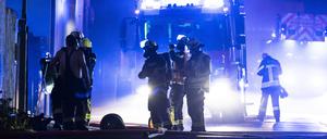 Feuerwehrleute bekämpfen einen Brand in einem Recycling-Betrieb für Batterien in Offenbach. 