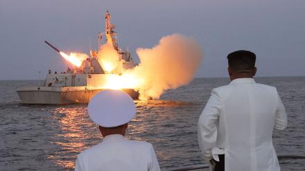 Dieses undatierte Bild, das von Nordkoreas offizieller Zentraler Nachrichtenagentur (KCNA) am 21. August 2023 veröffentlicht wurde, zeigt Nordkoreas Staatschef Kim Jong Un, wie er den Start eines strategischen Marschflugkörpers vor der Küste beobachtet. 