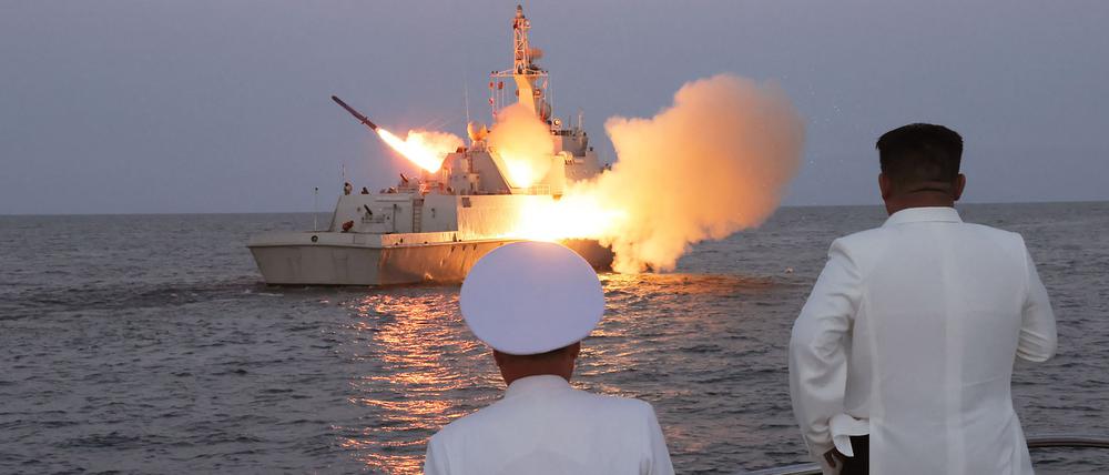 Dieses undatierte Bild, das von Nordkoreas offizieller Zentraler Nachrichtenagentur (KCNA) am 21. August 2023 veröffentlicht wurde, zeigt Nordkoreas Staatschef Kim Jong Un, wie er den Start eines strategischen Marschflugkörpers vor der Küste beobachtet.
