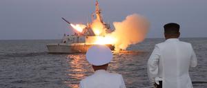 Dieses undatierte Bild, das von Nordkoreas offizieller Zentraler Nachrichtenagentur (KCNA) am 21. August 2023 veröffentlicht wurde, zeigt Nordkoreas Staatschef Kim Jong Un, wie er den Start eines strategischen Marschflugkörpers vor der Küste beobachtet. 