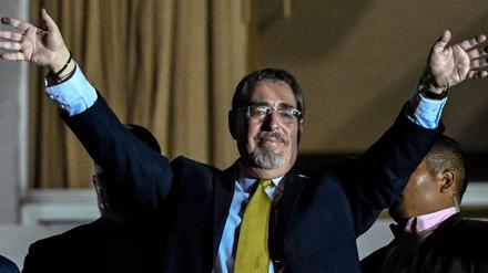 Bernardo Arevalo, Präsidentschaftskandidat der Partei Movimiento Semilla (Bewegung Saatkorn), nach der Stimmabgabe bei der Stichwahl der Präsidentschaftswahlen in Guatemala. 