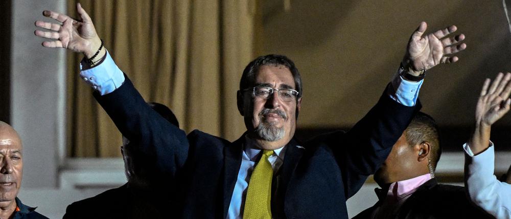 Bernardo Arevalo, Präsidentschaftskandidat der Partei Movimiento Semilla (Bewegung Saatkorn), nach der Stimmabgabe bei der Stichwahl der Präsidentschaftswahlen in Guatemala.