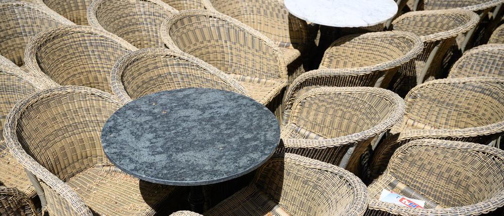 Stühle stehen rund um zwei Tische im Bereich eines Restaurants. (Symbolbild)