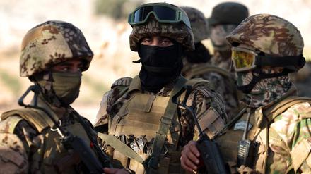 Mitglieder der Dschihadistengruppe Hajat Tahrir al-Scham (HTS) nehmen an einer Militärübung teil.