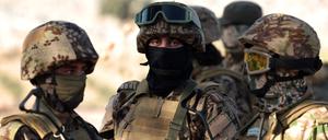 Die Syrische Beobachtungsstelle vermutet, dass es sich entweder um einen Angriff der militant-islamistischen Miliz Haiat Tahrir al-Scham (Bild) oder der Terrorgruppe Islamischer Staat handeln könnte.