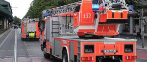 Löschfahrzeug und Drehleiter der Berliner Feuerwehr auf dem Weg zu einem Einsatz.
