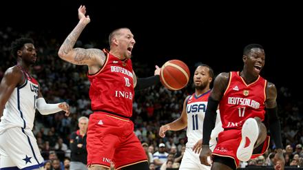 Beinahe hätte es für Daniel Theis (l.) und Dennis Schröder zur Überraschung gegen die US-Amerikaner gereicht.