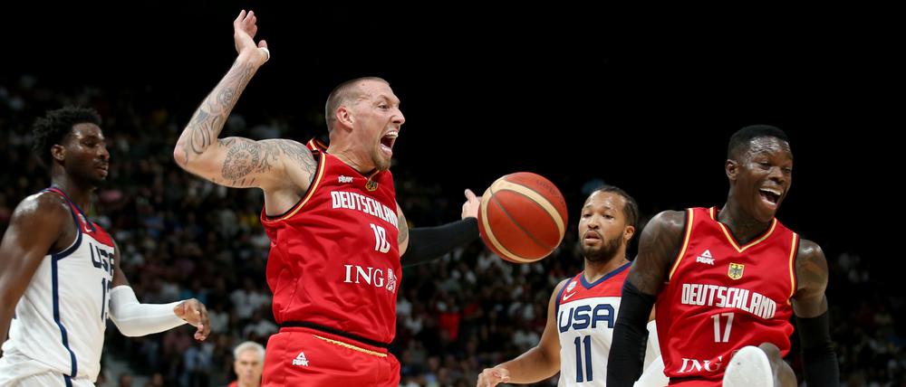 Beinahe hätte es für Daniel Theis (l.) und Dennis Schröder zur Überraschung gegen die US-Amerikaner gereicht.