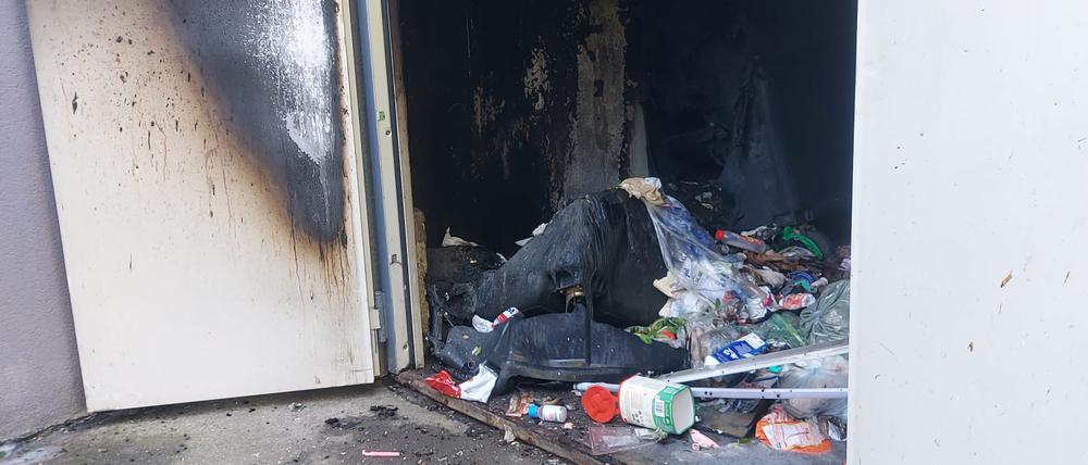 In diesem Müllraum in Hohenschönhausen hat es gebrannt.