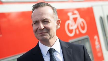 ARCHIV - 09.03.2023, Hessen, Lampertheim: Volker Wissing (FDP), Bundesminister für Verkehr und Digitales, steht während einer Besichtigung der Bahnstrecke Mannheim-Frankfurt am Bahnhof Lampertheim neben dem Fahrradabteil eines Regional-Expresses. Wissing erwartet Ende 2024 einen ersten großen Schritt für mehr Pünktlichkeit bei der Bahn. (Zu dpa "Wissing erwartet Ende 2024 großen Schritt für pünktlichere Züge") Foto: Sebastian Gollnow/dpa +++ dpa-Bildfunk +++