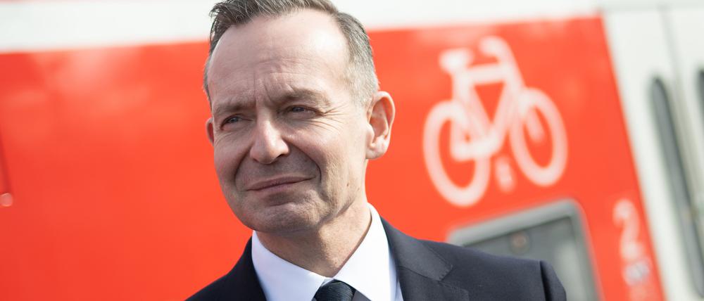 Kämpft für die Bahnsanierung: Verkehrsminister Volker Wissing (FDP) besichtigt die berüchtigte Riedbahn, hier im Bahnhof Lampertheim bei Mannheim.