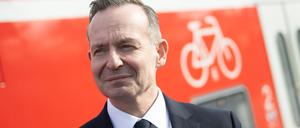 ARCHIV - 09.03.2023, Hessen, Lampertheim: Volker Wissing (FDP), Bundesminister für Verkehr und Digitales, steht während einer Besichtigung der Bahnstrecke Mannheim-Frankfurt am Bahnhof Lampertheim neben dem Fahrradabteil eines Regional-Expresses. Wissing erwartet Ende 2024 einen ersten großen Schritt für mehr Pünktlichkeit bei der Bahn. (Zu dpa "Wissing erwartet Ende 2024 großen Schritt für pünktlichere Züge") Foto: Sebastian Gollnow/dpa +++ dpa-Bildfunk +++