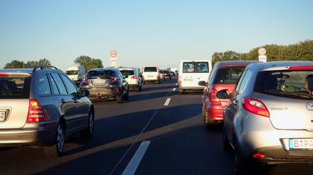 Autos bilden auf der A24 im Stau eine Rettungsgasse.