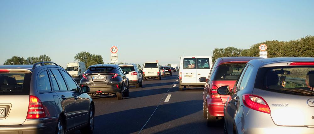 Autos bilden auf der A24 im Stau eine Rettungsgasse.