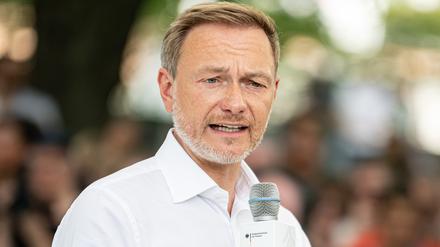 Christian Lindner (FDP), Bundesminister der Finanzen, spricht beim Ministerdialog am Tag der offenen Tür der Bundesregierung mit Besuchern. 