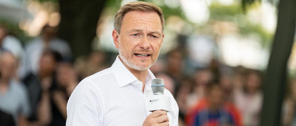Christian Lindner (FDP), Bundesminister der Finanzen, spricht beim Ministerdialog am Tag der offenen Tür der Bundesregierung mit Besuchern.