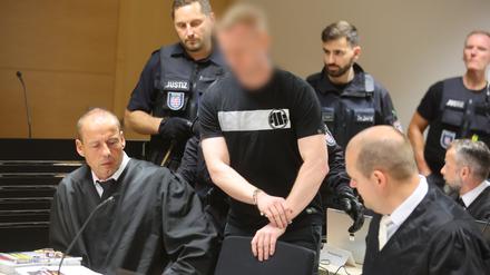Der mutmaßliche Rädelsführer Leon R. bei dem Prozessauftakt gegen die Mitglieder von „Knockout 51“ im August 2023.