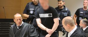 Der Angeklagte Leon R. wird als mutmaßlicher Rädelsführer in den Verhandlungssaal geführt. 