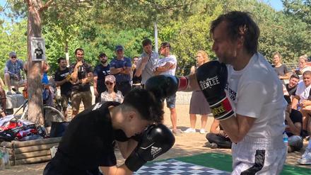 Arminius Rolle (l.) und sein Gegner Michel Harms während des Boxkampfes.