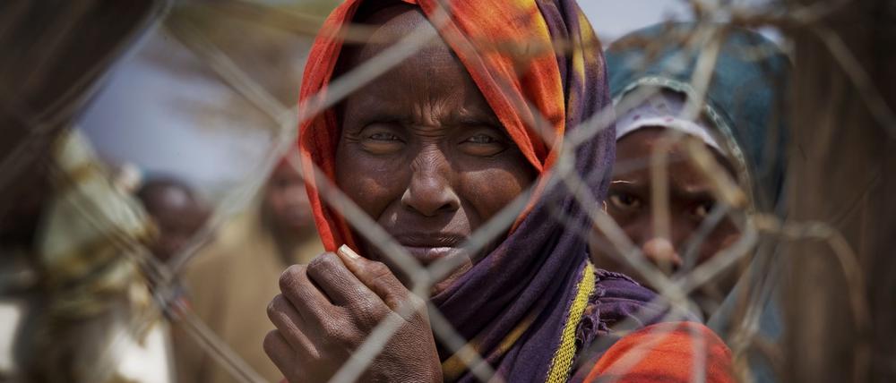 Eine angekommene somalische Frau vor ihrem Zelt im Flüchtlingslager Dadaab, den größten Flüchtlingskomplex der Welt, in Dadaab im Nordosten Kenias.