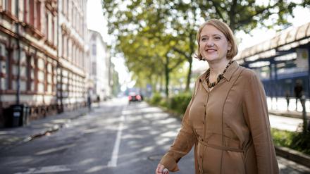 Lisa Paus, Bundesfamilienministerin, aufgenommen im Rahmen ihrer Sommerreise auf dem Weg zum Besuch einer Sprach-Kita.