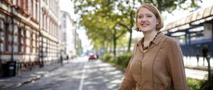 Lisa Paus, Bundesfamilienministerin, aufgenommen im Rahmen ihrer Sommerreise auf dem Weg zum Besuch einer Sprach-Kita.