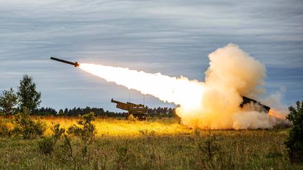 US-Soldaten feuern bei einer Übung in Polen Raketen von einem Himars-Raketenwerfer ab (Archivbild).