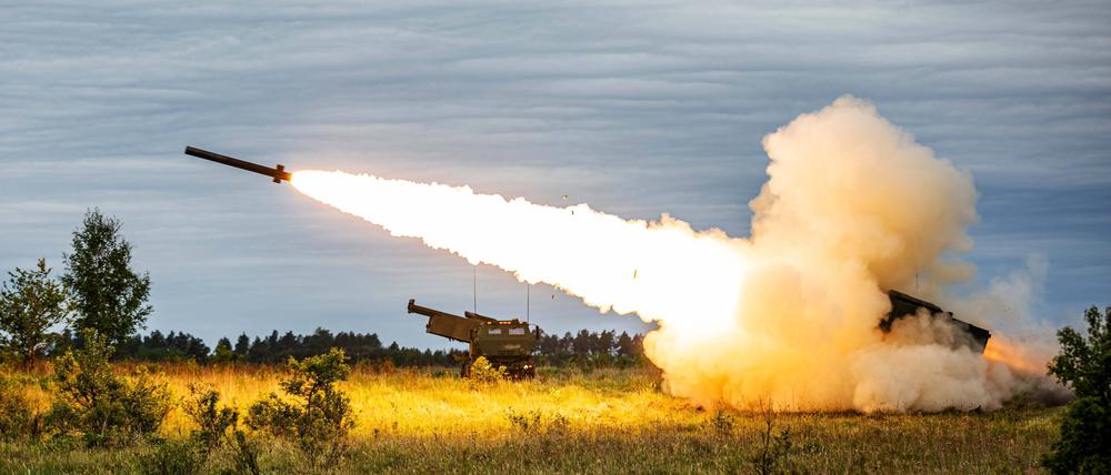 US-Soldaten feuern bei einer Übung in Polen Raketen von einem Himars-Raketenwerfer ab (Archivbild).