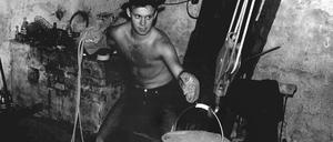 Fluchthelfer beim Tunnelbau unter der Berliner Mauer