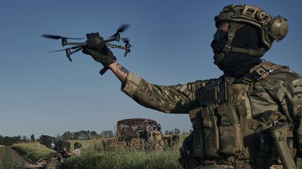 Ein ukrainischer Soldat startet eine Drohne.