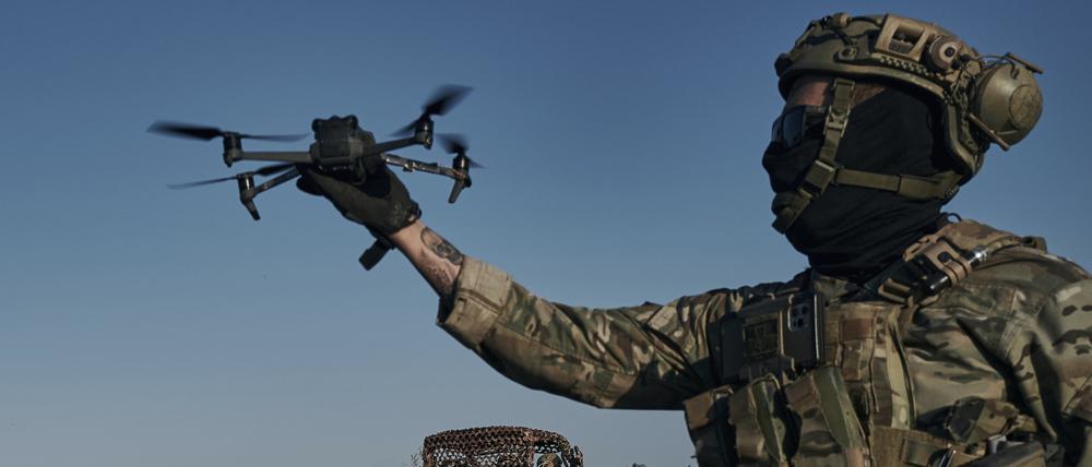 Ein ukrainischer Soldat startet eine Drohne.