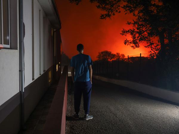 Ein Feuer nahe einem Krankenhaus in Alexandroupolis.