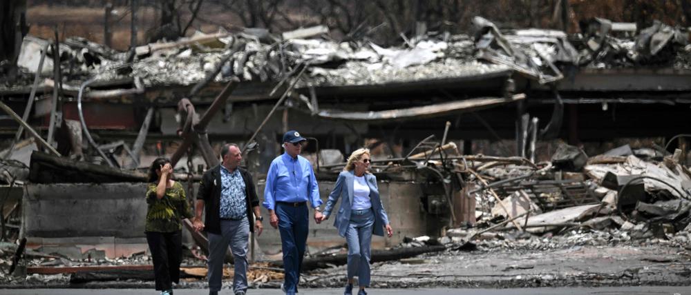 US-Präsident Joe Biden (2.v.r.), First Lady Jill Biden (r.), Hawaiis Gouverneur Josh Green (2.v.l.) und seine Ehefrau Jaime Green besuchen ein vom Waldbrand zerstörtes Gebiet in Lahaina.