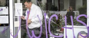 Andreas Geisel (SPD), damaliger Senator für Inneres und Sport in Berlin, 2020 in seinem beschädigten Bürgerbüro.