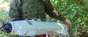 Ein russischer Soldat hält in Saporischschja einen Teil einer Drohne (Archivbild).