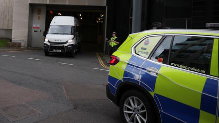 Ein Lieferwagen, von dem angenommen wird, dass er die verurteilte Krankenhauskrankenschwester Lucy Letby transportiert, verlässt das Manchester Crown Court in Manchester am 21. August 2023.