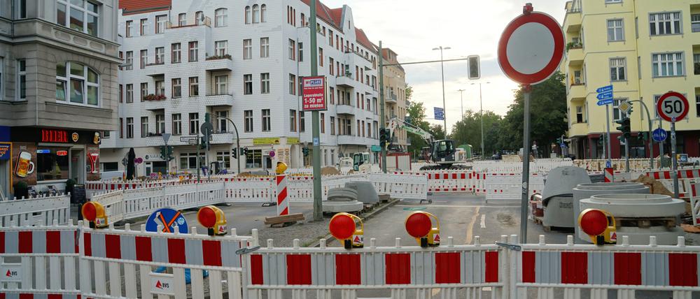 Die Kreuzung Blissestraße / Ecke Detmolder Straße in Wilmersdorf bleibt nach dem Schaden an einer Wasserleitung bis November gesperrt.
