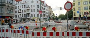 Die Kreuzung Blissestraße / Ecke Detmolder Straße in Wilmersdorf bleibt nach dem Schaden an einer Wasserleitung bis November gesperrt.