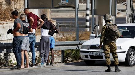 Palästinenser an einem Checkpoint der israelischen Armee.