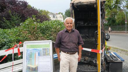Konrad Kutt vor seiner ausgebrannten Bücherbox am Bahnhof Grunewald.