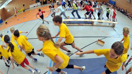 ILLUSTRATION - Grundschüler sind in Erfurt bei Staffelwettkämpfen im Einsatz, aufgenommen am 10.11.2008. Bildungsministerin Hesse (SPD) prüft Möglichkeiten, Schüler in Mecklenburg-Vorpommern zu mehr Bewegung in der Schule zu animieren. (zu dpa "Auftaktveranstaltung «bewegte Kinder = gesündere Kinder»" am 10.11.2017) Foto: Hendrik Schmidt/dpa-Zentralbild/dpa +++(c) dpa - Bildfunk+++