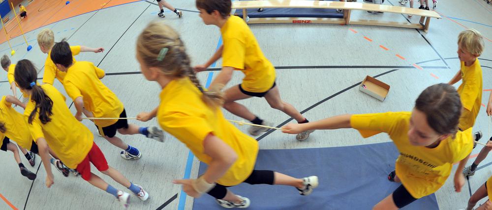 ILLUSTRATION - Grundschüler sind in Erfurt bei Staffelwettkämpfen im Einsatz, aufgenommen am 10.11.2008. Bildungsministerin Hesse (SPD) prüft Möglichkeiten, Schüler in Mecklenburg-Vorpommern zu mehr Bewegung in der Schule zu animieren. (zu dpa "Auftaktveranstaltung «bewegte Kinder = gesündere Kinder»" am 10.11.2017) Foto: Hendrik Schmidt/dpa-Zentralbild/dpa +++(c) dpa - Bildfunk+++